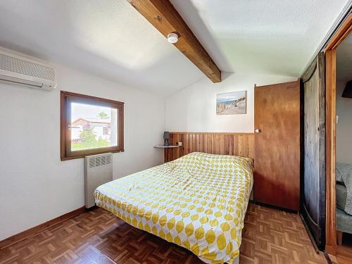 une chambre avec un lit et une fenêtre dans l'établissement La Rive - Maison de vacance proche de la plage, à Leucate