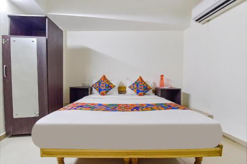 une chambre avec un grand lit dans une pièce dans l'établissement Via Himalaya Inn, à Ahmedabad