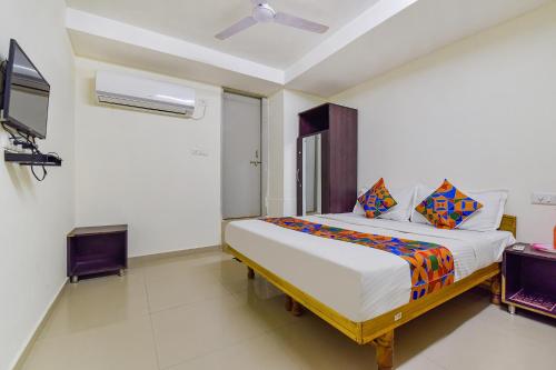 une chambre avec un lit dans une pièce dans l'établissement Via Himalaya Inn, à Ahmedabad