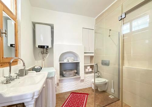 un bagno con lavandino, WC e doccia di Nefes Ada Evleri - Garden a Bozcaada
