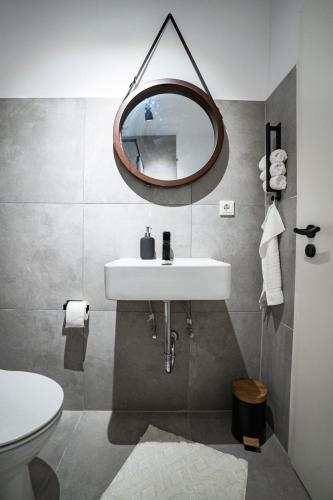 a bathroom with a white sink and a mirror at 2 BR Apartment - ZENTRAL - KÜCHE - BALKON - WIFI - NETFLIX - BUSINESS - KAFFE - PARKHAUS in Wiesbaden