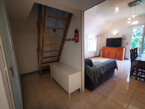 - une chambre avec des lits superposés et un escalier en colimaçon dans l'établissement Les grands pins, à Fiquefleur-Équainville