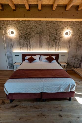 a bedroom with a large bed in a room at 4 Elementi Relais B&B Lonato del Garda in Lonato del Garda