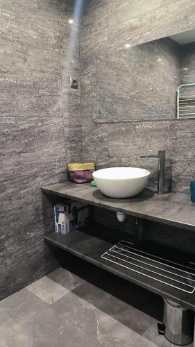 une salle de bain avec un lavabo et une vasque sur un comptoir dans l'établissement St Cyprien appartement lumineux proche plage, à Saint Cyprien Plage