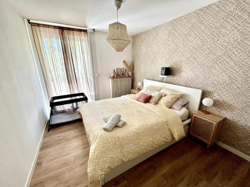 une chambre avec un lit avec deux animaux en peluche dessus dans l'établissement Cozy apartment 75m2, garden, beach and center 15 min, à Montpellier