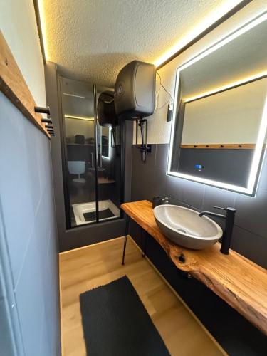 OderbergにあるFerienhaus Garten und Pool Ferienwohnung und Gästehausの洗面台と鏡のあるバスルーム