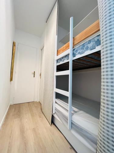 - une chambre avec des lits superposés et un couloir dans l'établissement Rez-de-jardin au calme absolu, à Bandol