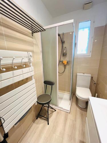 une petite salle de bain avec toilettes et douche dans l'établissement Rez-de-jardin au calme absolu, à Bandol