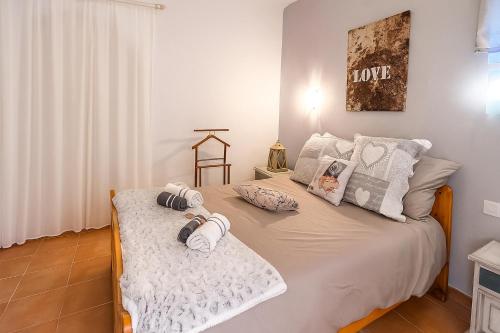 ein Schlafzimmer mit einem Bett mit Handtüchern darauf in der Unterkunft Rêve D'azur plage de la Nartelle, Mazet 35m2, parking, Piscine partagée, Terrasse BBQ & draps inclus in Sainte-Maxime