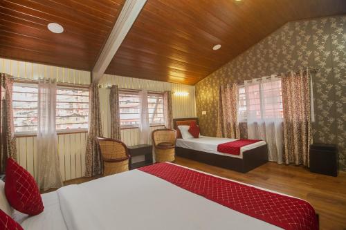 Postel nebo postele na pokoji v ubytování Mountain View Darjeeling Comfort Inn With Best Facilities Like 3-Star Rooms