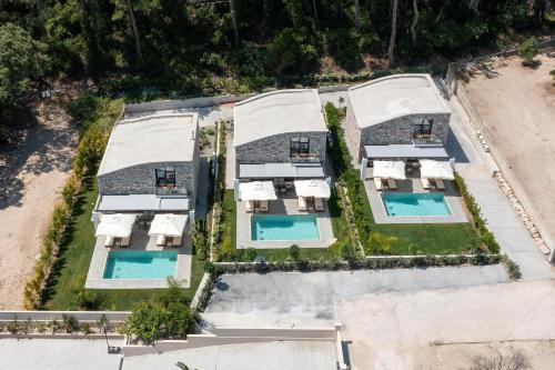 Bazén v ubytování Rokas Luxury Villas nebo v jeho okolí