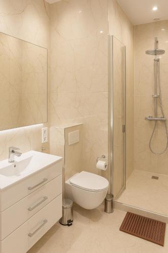 une salle de bain avec une douche, des toilettes et un lavabo dans l'établissement Suite Avenue des Champs-Élysées, à Paris