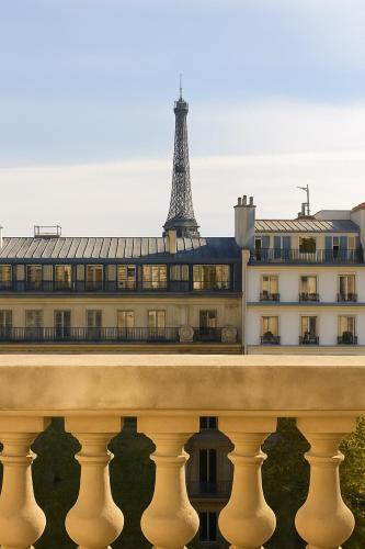 - une vue sur la tour Eiffel depuis un bâtiment dans l'établissement Suite Avenue des Champs-Élysées, à Paris