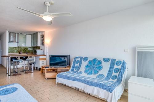 une chambre avec un lit et un bureau avec un ordinateur dans l'établissement Première Ligne Avec Terrasse, à Mauguio