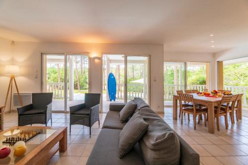 een woonkamer met een bank en een tafel bij Lagrange Vacances - Eden Parc Golf in Lacanau-Océan