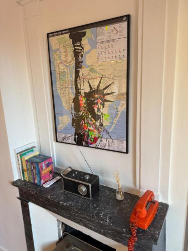 une table avec une horloge et une photo sur un mur dans l'établissement Les Séquoias #MaisonSavaron, à Clermont-Ferrand