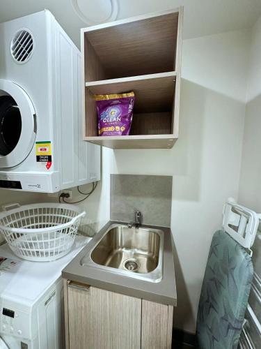 Una cocina o cocineta en Stylish 1BR suite with City-view & Balcony