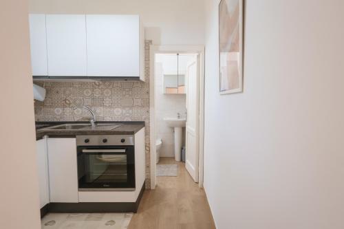 een keuken met een spoelbak en een fornuis bij Villa della Nonna in Torre Canne