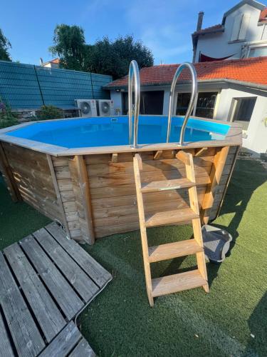 une piscine en bois avec une échelle et des échelles dans l'établissement Domaine du Rosiere, à Favières