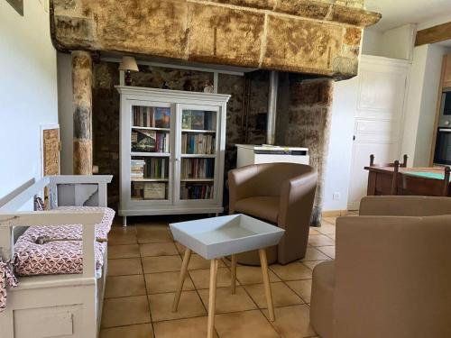 un salon avec un canapé et une table dans l'établissement Gîte à Rocamadour, à Rocamadour