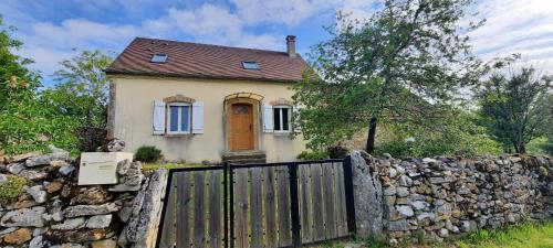 パディラックにあるCharmante maison à PADIRACの石垣裏の小屋