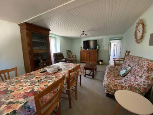 un salon avec une table et un canapé dans l'établissement Maison de Famille à Soulier, à Gramat