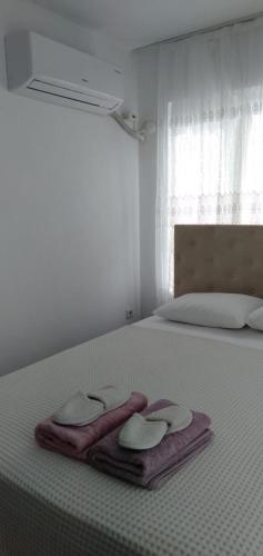 a bedroom with a bed with two towels on it at GEYİKLİ BULUT Pansiyon in Ezine