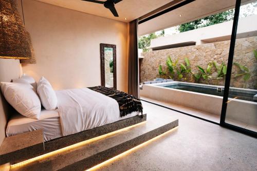 Ένα ή περισσότερα κρεβάτια σε δωμάτιο στο Villa Ada Stylish Tropical 1BR Villa with Pool