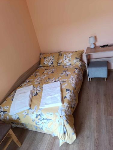 a bed in a small room with a desk at Винарна-Славовица in Kalugerovo