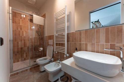 a bathroom with a sink and a toilet and a shower at Tenuta Tre Gemme in Cantina- Renascenzia SantIrene in Catignano