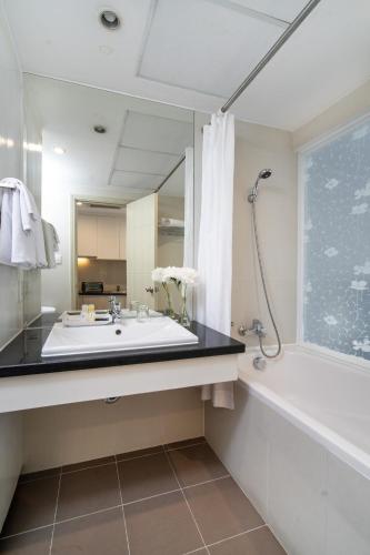 Ένα μπάνιο στο Phu My Hung - Saigon South Serviced Apartments 1 - Near Vivo City Mall