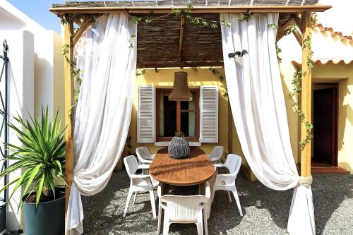 Balkón nebo terasa v ubytování Rêve D'azur plage de la Nartelle, maison Julia avec Piscine partagée, Parking & Terrasse BBQ, Wifi et Draps Inclus