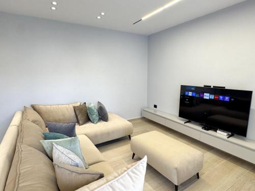TV a/nebo společenská místnost v ubytování Shkodra Modern Apartment
