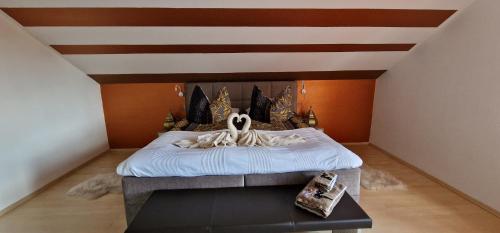 a room with a bed with an american flag at Ferienwohnung Schwarzer Kater in Wiesenbronn