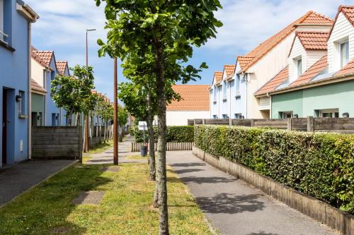 a row of houses in a residential neighbourhood at Résidence Odalys Les Villas de la Baie in Le Crotoy