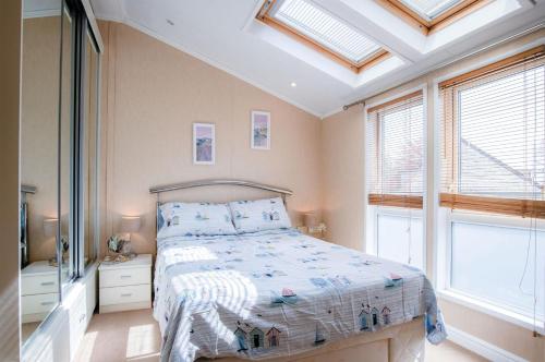 Ένα ή περισσότερα κρεβάτια σε δωμάτιο στο 5 Manor Lodge - 2 Bedroom Lodge - Pendine