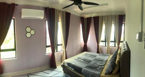 ein Schlafzimmer mit einem Bett und einem Deckenventilator in der Unterkunft Village Homestay Kuala Besut near Perhentian Island Jetty in Kampong Baru
