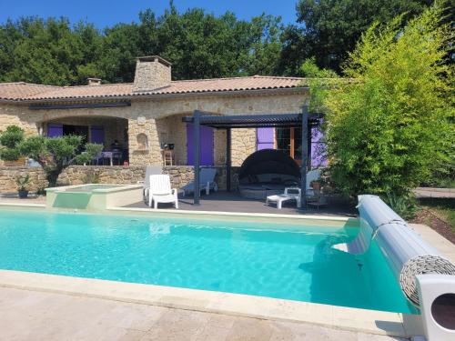 a villa with a swimming pool and a house at Lilou's Chambre d'hôtes au pied du Ventoux in Aubignan