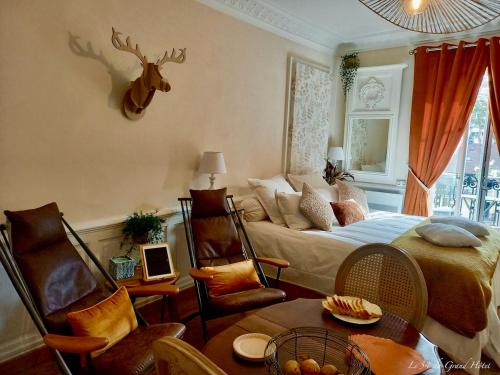un salon avec un lit et une tête de cerf sur le mur dans l'établissement Studio 23m2 Le Grand Hotel en hyper centre-ville avec balcon, à Aix-les-Bains