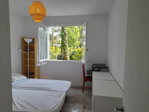 une chambre avec un lit et une fenêtre dans l'établissement House 200 m from beach and forest path, à Labenne