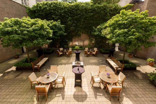an overhead view of a patio with tables and chairs at NH Amsterdam Leidseplein in Amsterdam