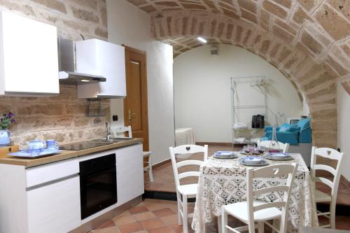 a kitchen and dining room with a table and chairs at HABITATIO MALLORCa in Alghero