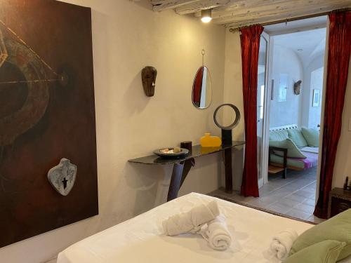 - une chambre avec un lit et une table avec un miroir dans l'établissement Alba Marine - Vue Mer, WiFi, Bain Romain, Central, à Bonifacio