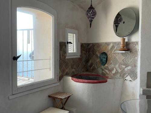 La salle de bains est pourvue d'une baignoire, d'un miroir et d'une fenêtre. dans l'établissement Alba Marine - Vue Mer, WiFi, Bain Romain, Central, à Bonifacio