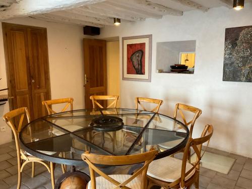 une salle à manger avec une table et des chaises en verre dans l'établissement Alba Marine - Vue Mer, WiFi, Bain Romain, Central, à Bonifacio