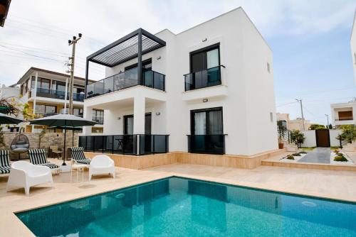 Bazén v ubytování 300m to Beach 2 Bedroom Garden Floor Flat with Pool A1 - Yeni Dünya Bodrum nebo v jeho okolí