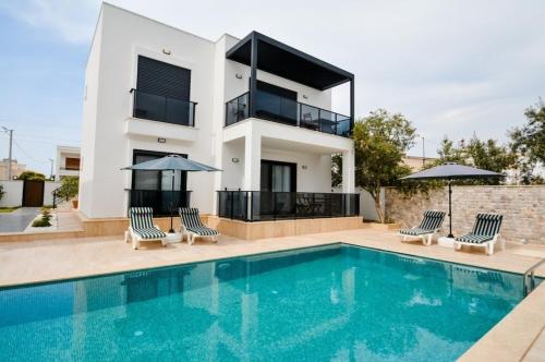 Bazén v ubytování 300m to Beach 2 Bedroom Garden Floor Flat with Pool A1 - Yeni Dünya Bodrum nebo v jeho okolí