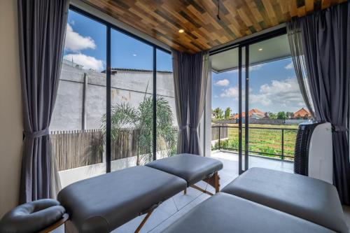 Postel nebo postele na pokoji v ubytování Chiama Sun - Berawa Best-Kept Secret - Luxury 4BR Villa with Pool, BBQ - Fast Wi-Fi