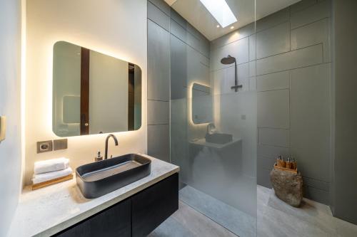 Koupelna v ubytování Chiama Sun - Berawa Best-Kept Secret - Luxury 4BR Villa with Pool, BBQ - Fast Wi-Fi