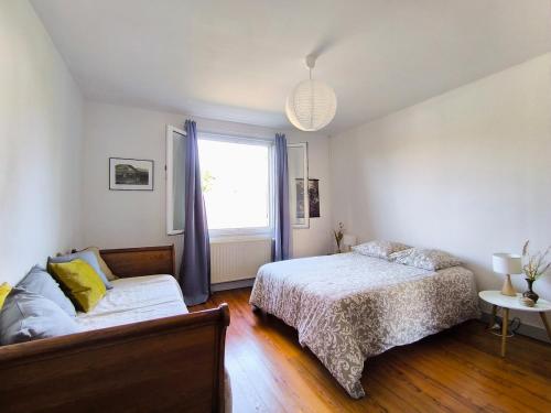 une chambre avec un lit et une fenêtre dans l'établissement Zigzag house sleeps 4, à Andernos-les-Bains